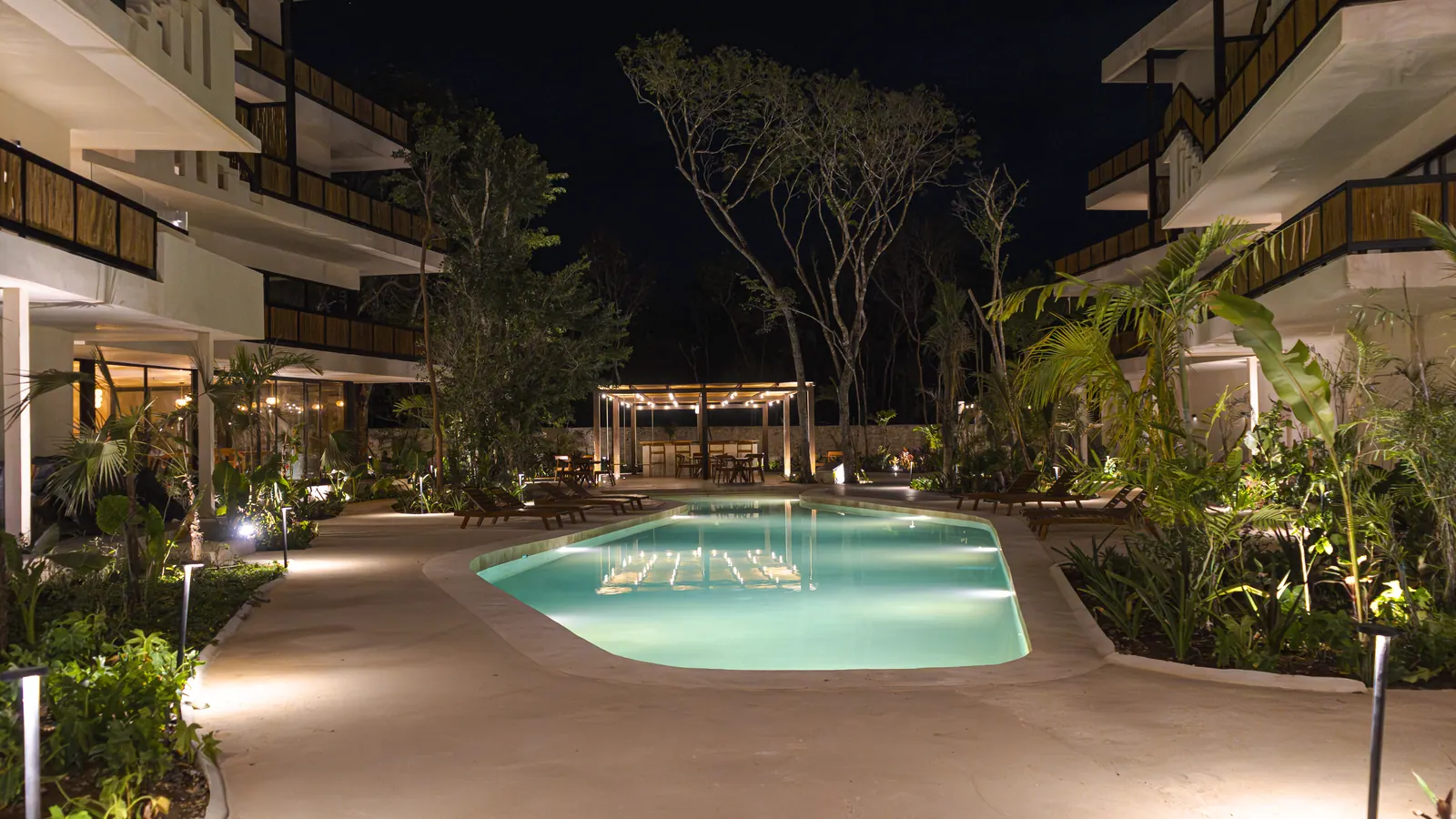 Alberca iluminada de noche